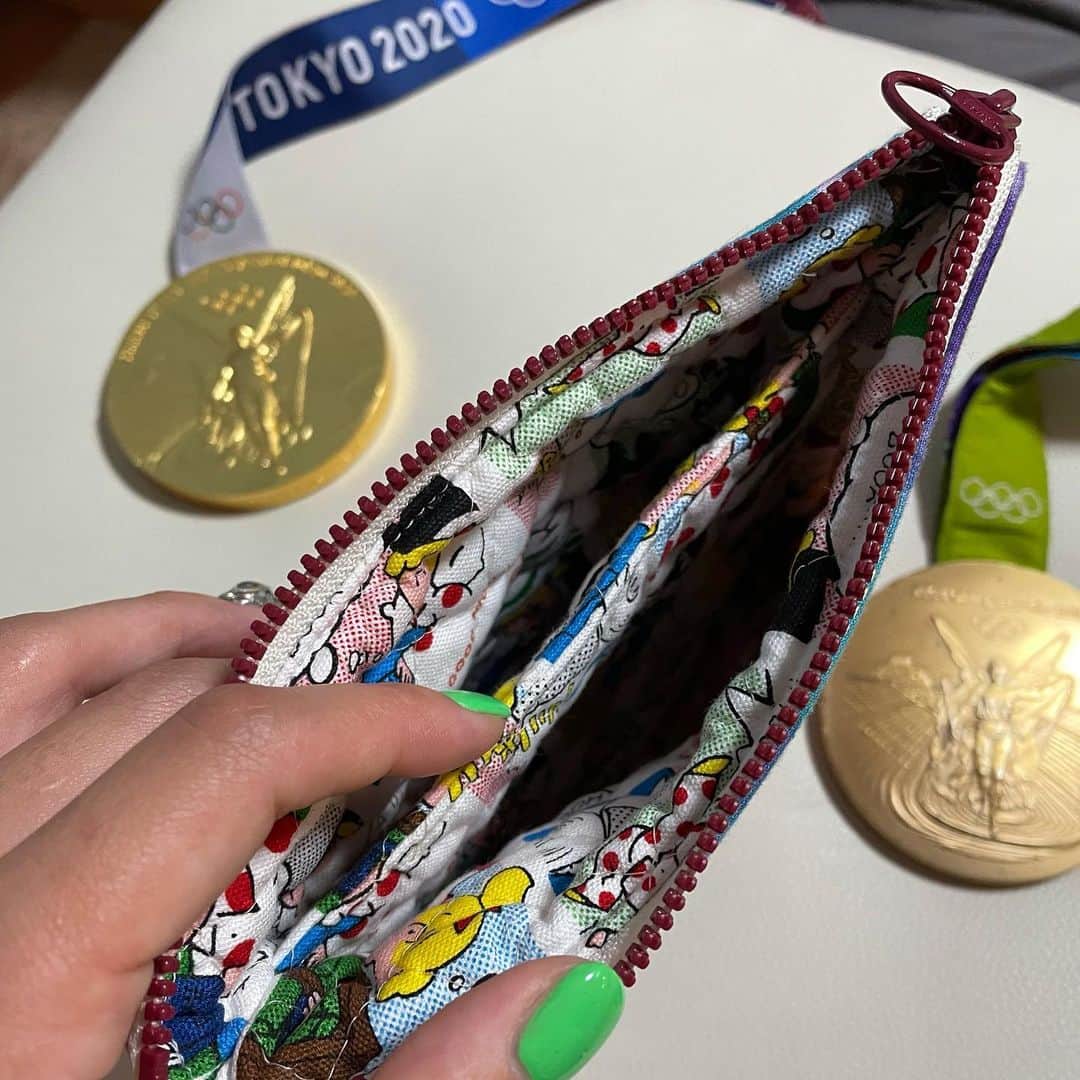 川井梨紗子さんのインスタグラム写真 - (川井梨紗子Instagram)「. メダルを収納できるポーチを、瑛絵のお母さんに 作ってもらいました！ リオのメダルも一緒にしまえるように、仕切りつきでしかも名前入り😆✨ありがとうございます☺️嬉しい〜〜！！」8月25日 7時26分 - risako_kawai
