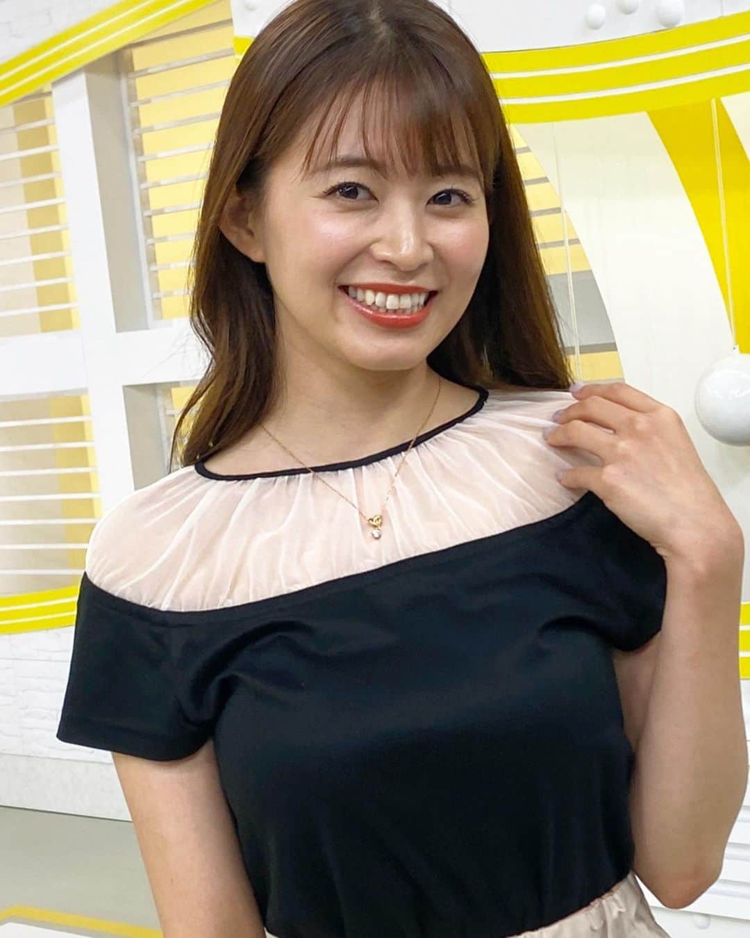 大家彩香さんのインスタグラム写真 - (大家彩香Instagram)「昨日の衣装です♡  これ、上の方がポイントで スケスケなんですー😆🌸 ソワソワしてしまいました💗  #どさんこワイド朝#札幌テレビ#stv#女子アナコーデ#シースルートップス#大家彩香」8月25日 7時39分 - ayaka_oie_official
