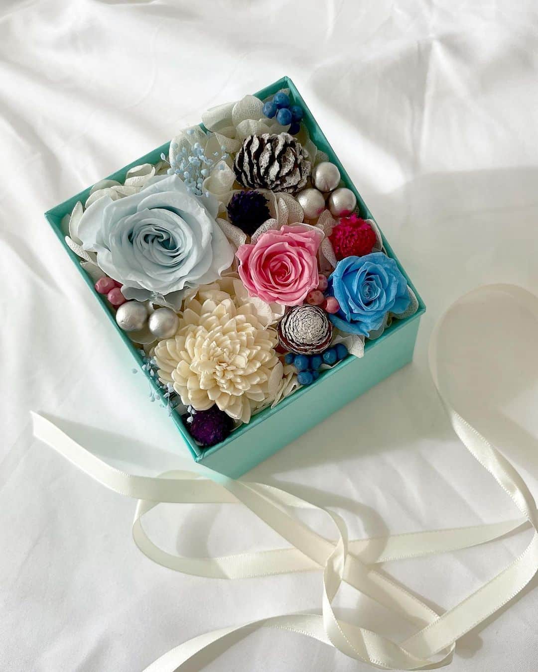 瀬名ひなののインスタグラム：「Rose Garden Aoyama 🌹  青山にある、 薔薇のプリザーブドフラワー屋さん  目的に合わせた組み合わせでメッセージなどもつけてくれるからプレゼントにぴったり…！  私はアロマ付きのボックスにした！ お部屋に飾ると良い香りがする🌿  #preservedroses #プリザーブドフラワーギフト」