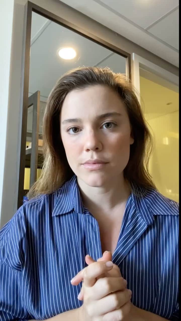 Alice Wegmannのインスタグラム：「você sabia que 35 milhões de brasileiros não tem acesso a água potável aqui no Brasil? esses dados pra mim foram muito chocantes. mas fiquei feliz de ter sido convidada pra falar com vocês sobre @aguaama, que nasceu pra ajudar a levar água potável pra lugares que infelizmente não tem. 100% do lucro de AMA é doado para projetos da marca :) AMBEV AMA cria parcerias com projetos locais que ajudam na construção de cisternas e sistemas de abastecimento e reuso de água, e dá pra conferir tudo isso no site! lá, eles mostram o “lucrômetro” em tempo real e todas as comunidades onde já atuaram. 54 mil pessoas já foram beneficiadas, pega a sua garrafinha AMA e ajuda a gente a chegar a UM MILHÃO!!! :D  *Publicidade」