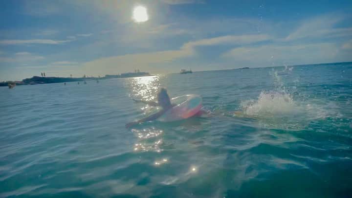 EMYのインスタグラム：「Recharge 💖💖💖  夏の終わりに真っ赤っか🐙❤️ 浮き輪でういてるの気持ちいいね☀️✨  大好きな友達と海って最高の贅沢だよね🏖 たのしくて嬉しくてずっと帰りたくなくなっちゃうよね😊」