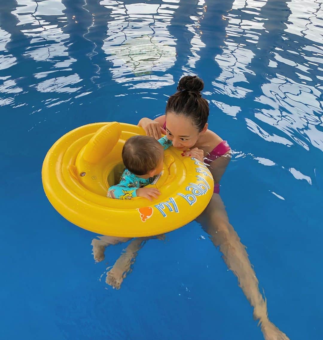 村上沙織さんのインスタグラム写真 - (村上沙織Instagram)「大好きな夏ももうすぐ終わってしまう！  海もプールももう少し楽しみたかったなあ…。子供達も大好きな水遊び、ギリギリまでたくさんさせてあげたい♡  ひゅーがも来年はライフジャケット着たら泳げてそう♡  #mamalife#ママライフ」8月25日 9時15分 - rosysaorimonster