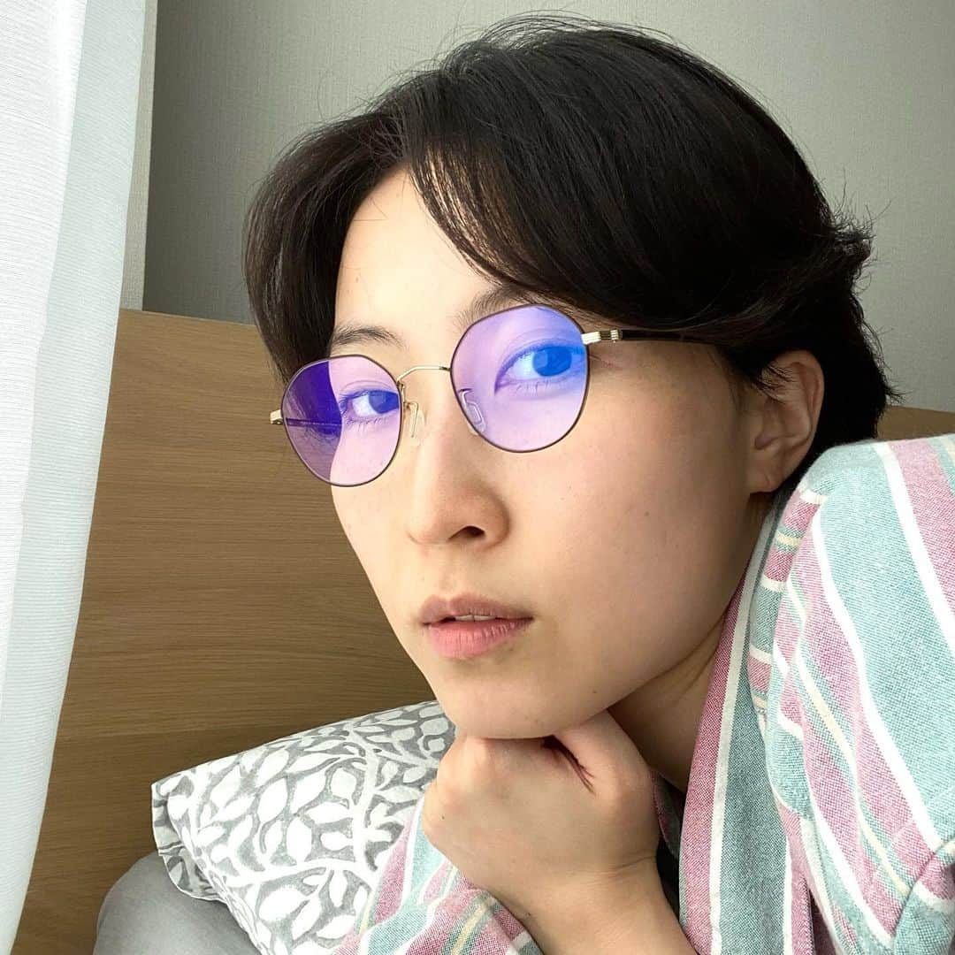 平川はる香のインスタグラム：「⁡ ノッティングヒルの恋人でヒュー・グラントが掛けてる眼鏡みたいなフレームのブルーライトカット眼鏡 やっとみつけて、お気に入り🤤 ⁡ ⁡ きょうから稽古🙆🏻‍♀️ 何よりもまず1番に体調気をつける。 ⁡」