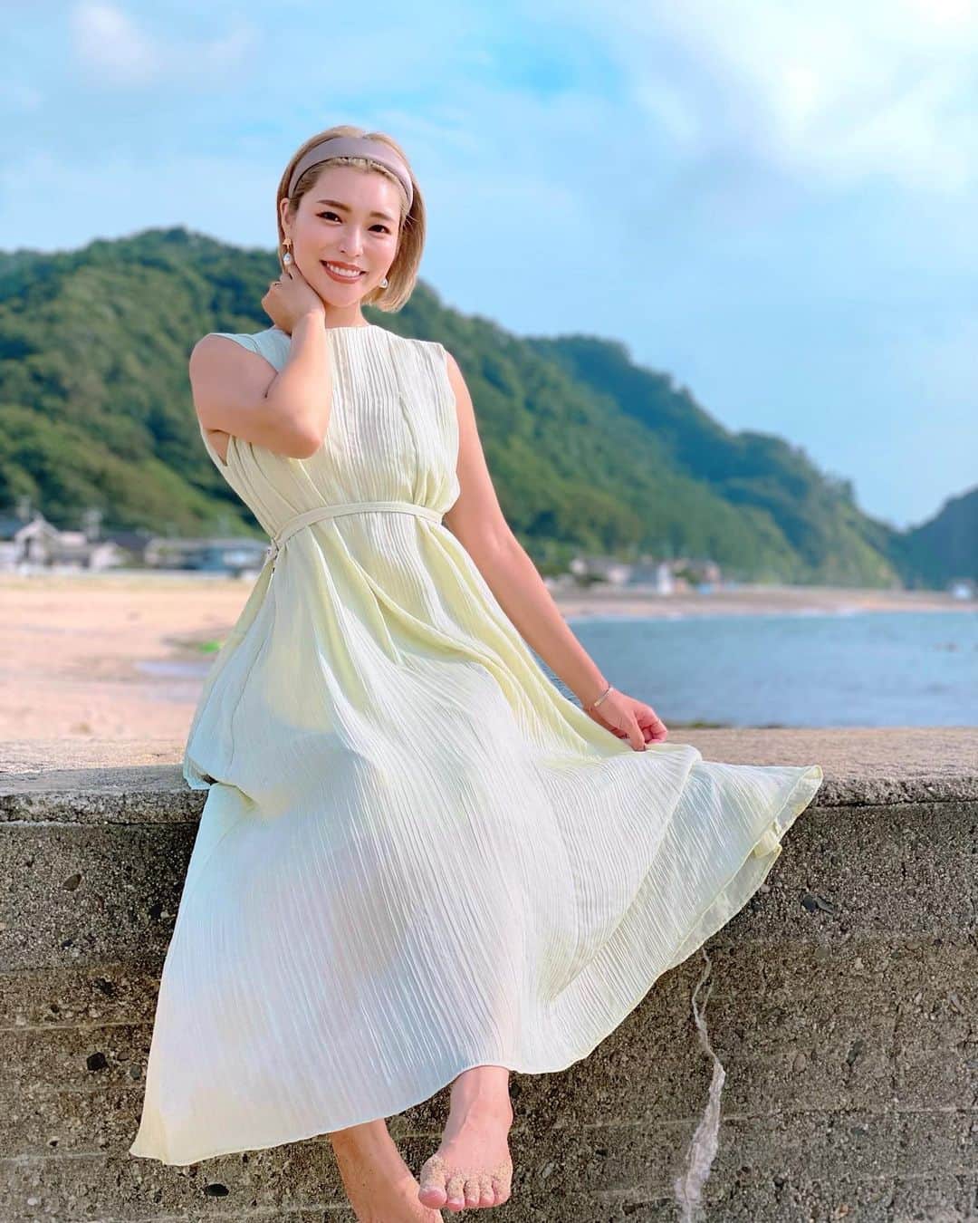 Hitomiのインスタグラム：「❤︎  おはよう〜☀ この間お気に入りのワンピース着てお出かけ👗✨ 裸足で海に入ったよ🏖足パシャしかしてないけど やっぱり海は好きだなあ💗 潮の香りも好きだし海の音は癒される☺️ ずっと居れるよね😌 みんな夏っぽいことした？？🍧  #cyberjapan #cyberjapandancers #サイバージャパン　#サイバージャパンダンサーズ #summertime #sea  #海 #夏休み　#夏　#ファッション　#ワンピース　#スナイデル　#snidel」