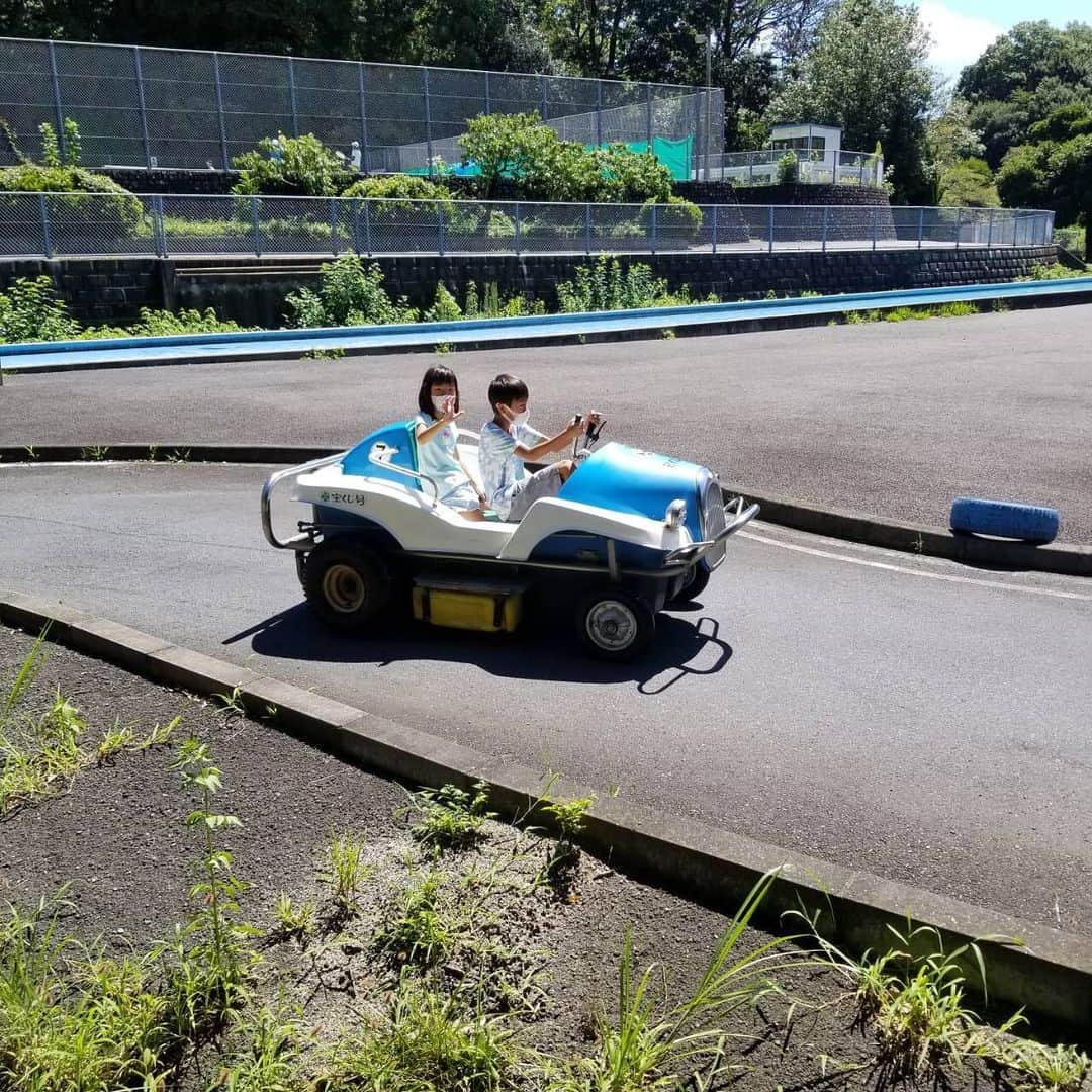 甘糟記子さんのインスタグラム写真 - (甘糟記子Instagram)「夏休みの一コマ(o^^o)  私が病院のリハビリとか行ってる間に、パパがこどもの国へチビ達を連れてくれました\(//∇//)\  パパが携帯機種変したから、今頃色んな写真が送られてくる（笑）  2人とも汗だくで遊んできたそうな(≧∀≦)  サイクリングしていたら、蛇も居たそうで楽しそうでした(〃ω〃)  最近天気悪いから、こんなピーカンな天気が少し恋しい\(//∇//)\ なんて（笑）  #夏休み#こどもの国#息子殿姫#息子殿#姫」8月25日 10時04分 - norihey924