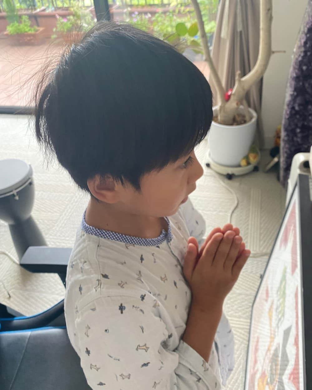 市川海老蔵 （11代目）さんのインスタグラム写真 - (市川海老蔵 （11代目）Instagram)「Morning prayer,  good practice! * 朝の習慣、  良い良い！  #市川海老蔵 #海老蔵 #成田屋 #歌舞伎　 #成長記録 #子育てぐらむ #子供のいる暮らし #子どものいる暮らし #子育て日記 #children #childphotography #daughter #son #ABKAI #ABMORI #ebizoichikawa #ebizo #kabuki #thunderparty #ebizotv #theater #theaterarts #actor #japan #classic」8月25日 10時16分 - ebizoichikawa.ebizoichikawa