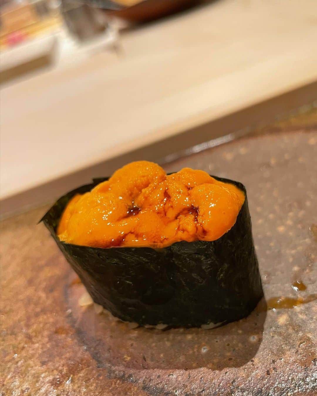 黒ユイさんのインスタグラム写真 - (黒ユイInstagram)「🍣 I ♡ sushi 🥺🥺🥺 年々和食が大好きになる✨ 美味しいご飯食べると幸せだ🤤 #鮨　#おのでら　#銀座おのでら」8月25日 10時32分 - yui_my_life