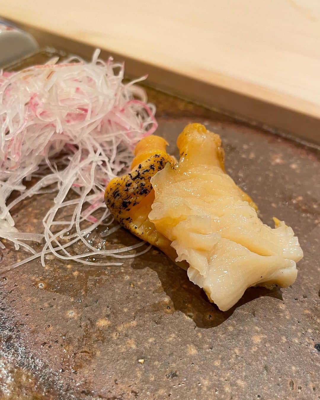 黒ユイさんのインスタグラム写真 - (黒ユイInstagram)「🍣 I ♡ sushi 🥺🥺🥺 年々和食が大好きになる✨ 美味しいご飯食べると幸せだ🤤 #鮨　#おのでら　#銀座おのでら」8月25日 10時32分 - yui_my_life