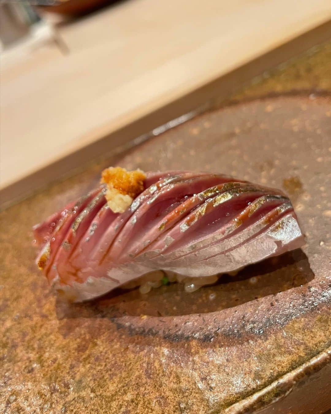 黒ユイさんのインスタグラム写真 - (黒ユイInstagram)「🍣 I ♡ sushi 🥺🥺🥺 年々和食が大好きになる✨ 美味しいご飯食べると幸せだ🤤 #鮨　#おのでら　#銀座おのでら」8月25日 10時32分 - yui_my_life