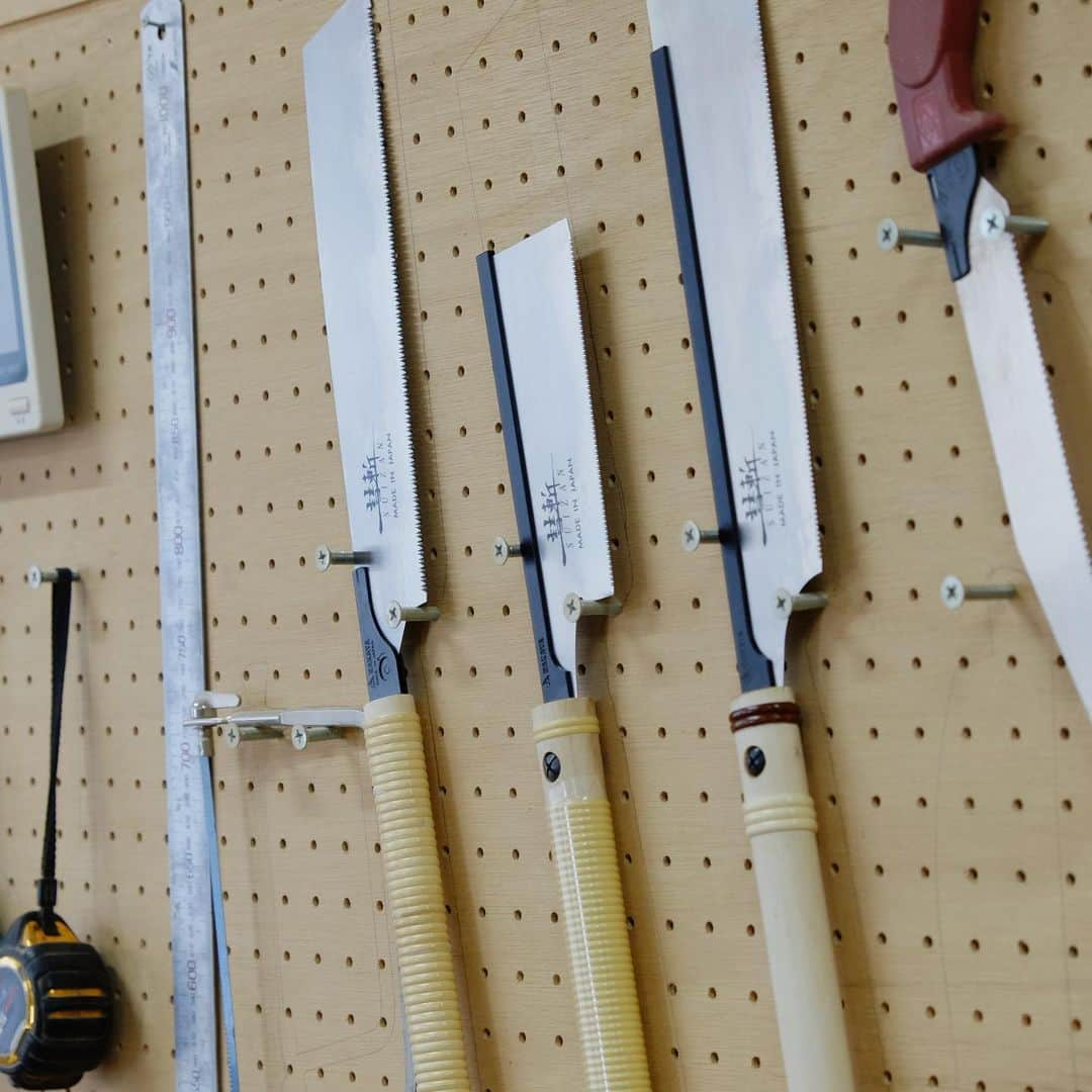 SUIZAN JAPANのインスタグラム：「SUIZAN saws are lined up on the wall. Looking good?  #suizan #suizanjapan #japanesesaw #japanesesaws #japanesetool #japanesetools #craftsman #craftsmanship #handsaw #pullsaw #dovetail #dovetailsaw #woodwork #woodworker #woodworkers #woodworking #woodworkingtools」