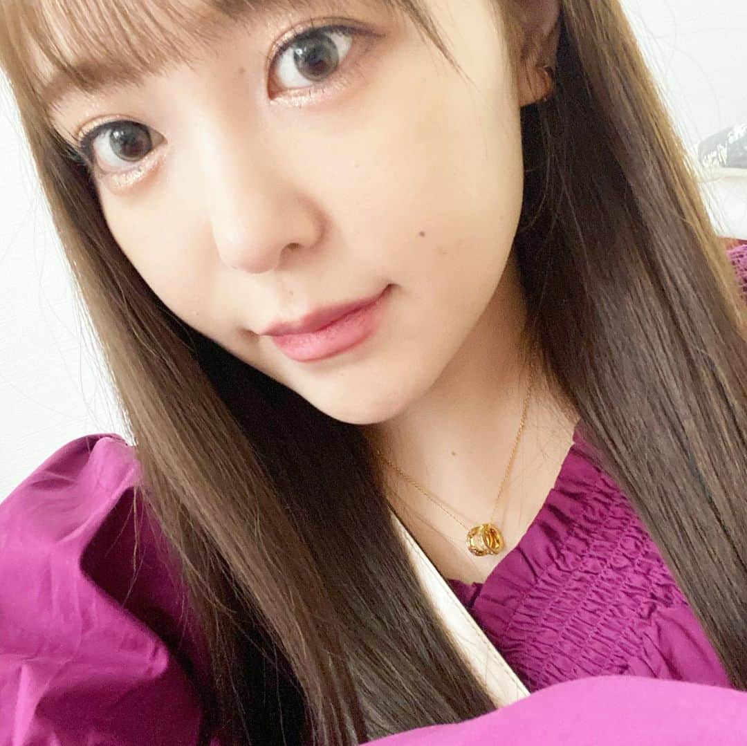 のインスタグラム：「HELLO! . 今日は珍しい色のお洋服 . マゼンタ！って感じの色好きー . 行ってきます❣️ #ootd #マゼンタ #efla」