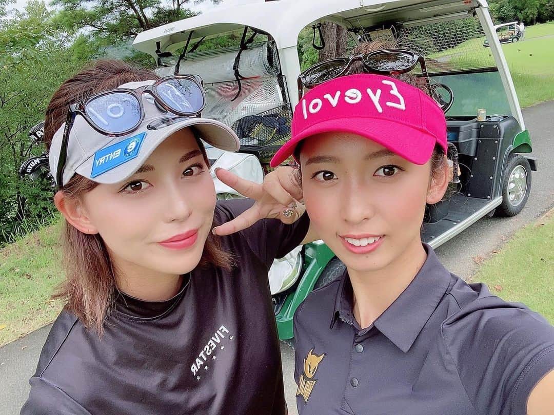 原田怜奈のインスタグラム：「かれこれ出会って5年🤣 色々あったね💕 今日も楽しかったよー❤️ 私は1オーバーでした😎 明日は休みっ休みっ🔥 朝練習行って マロンモカの日にしよ🌈 . . . . #ともぞー　#ゴルファー　#女子ゴルフ」