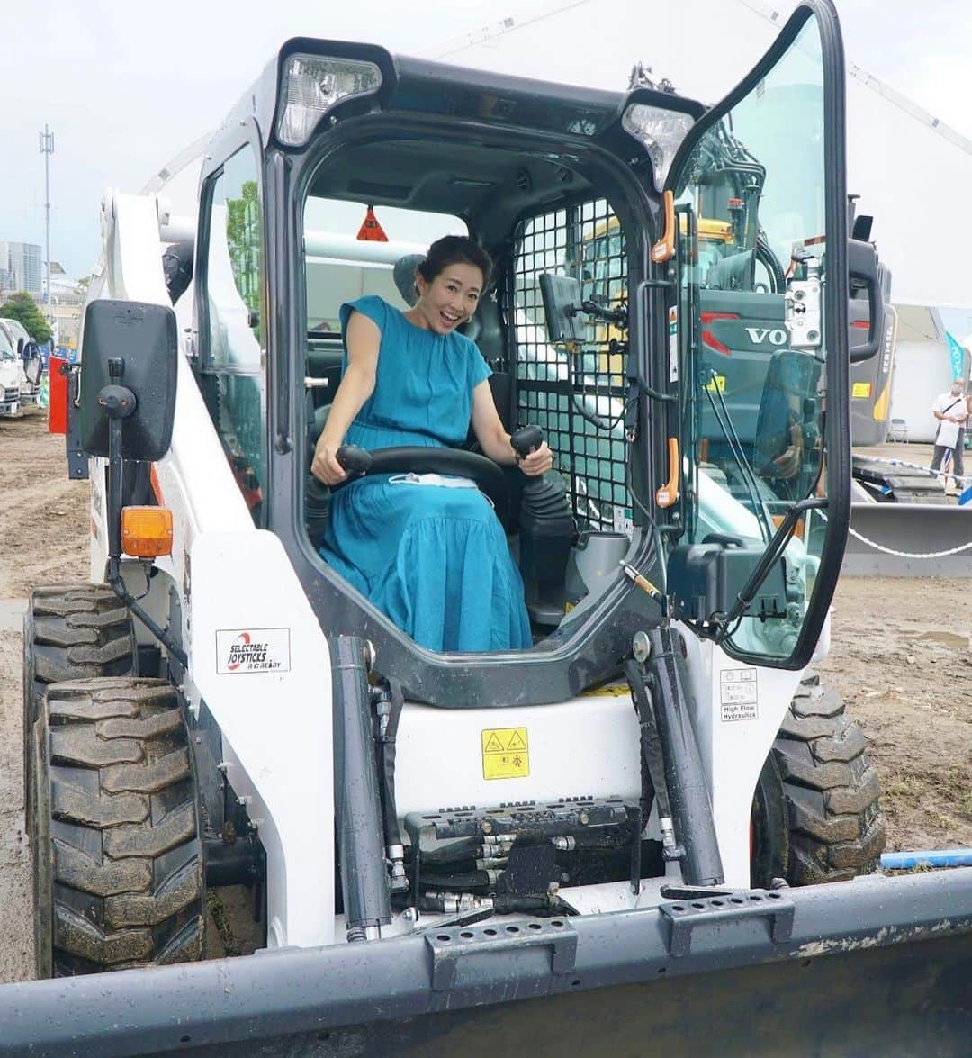 村西利恵のインスタグラム：「✔︎ きのうまでの2日間、大阪南港で行われた ⁡ 「新しい建機展」という展示会場に ⁡ YouTube配信のMCとしてお邪魔しました🚜 ⁡ ピカピカのブルドーザーやローラー車などがズラリ❗️ ⁡ まるで絵本の「はたらくくるま」の世界のようで ⁡ 大人の私も大興奮してしまいました🤣 ⁡ 今年は猛暑だったり大雨に見舞われたりと ⁡ 現場で働く方には過酷な夏となっていますが ⁡ どうか安全第一で⚠️お仕事頑張って下さい🙌💕 ⁡ ⁡ #新しい建機展 #乗せてもらったのはボブキャットという機種 #コックピットがカッコよかった #無人で操作できる最新の機械がいっぱい #ワクワクしました #きっと子供たちが見たら大興奮する展示会」