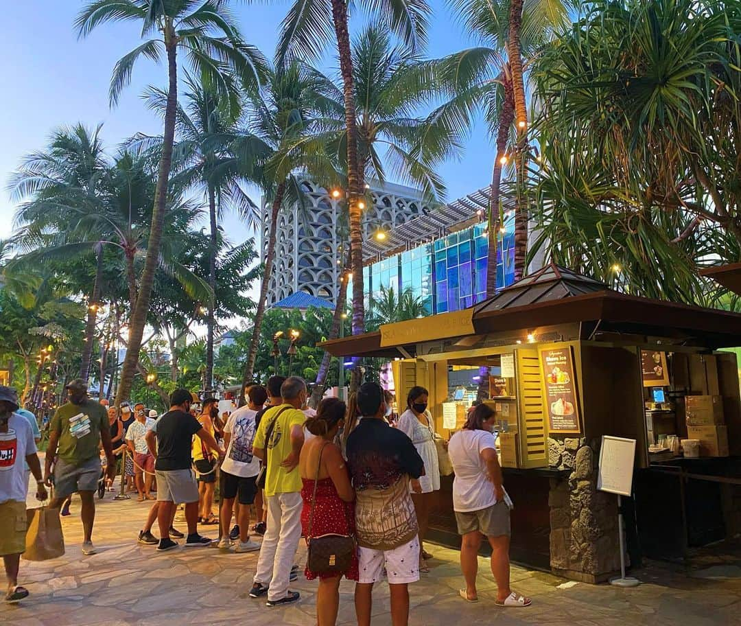 マキ・コニクソンさんのインスタグラム写真 - (マキ・コニクソンInstagram)「Island Vintage Shave Ice がいまワイキキで大人気!! 毎日長蛇の列‼️  映えするしシロップがめちゃくちゃ 美味しいの！Yummy !! 😋  家に帰るかな！🚗💨 今日もお疲れ様でした！ また明日👋🏼  #ハワイの美味しいお店のおすそ分け🤙🏼  #islandvintageshaveice  #並ぶお店 #充実した一日だった！👍🏼」8月21日 15時03分 - makikonikson