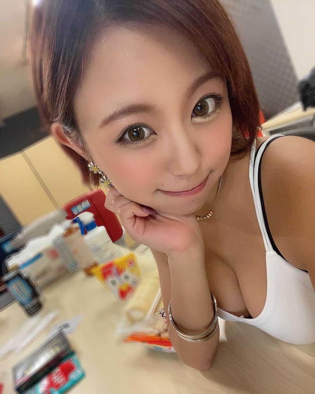 亜矢みつき（神谷充希）さんのインスタグラム写真 - (亜矢みつき（神谷充希）Instagram)「食べ物に囲まれて幸せな顔🐷 #おやつ」8月21日 15時08分 - ma.yamitsuki