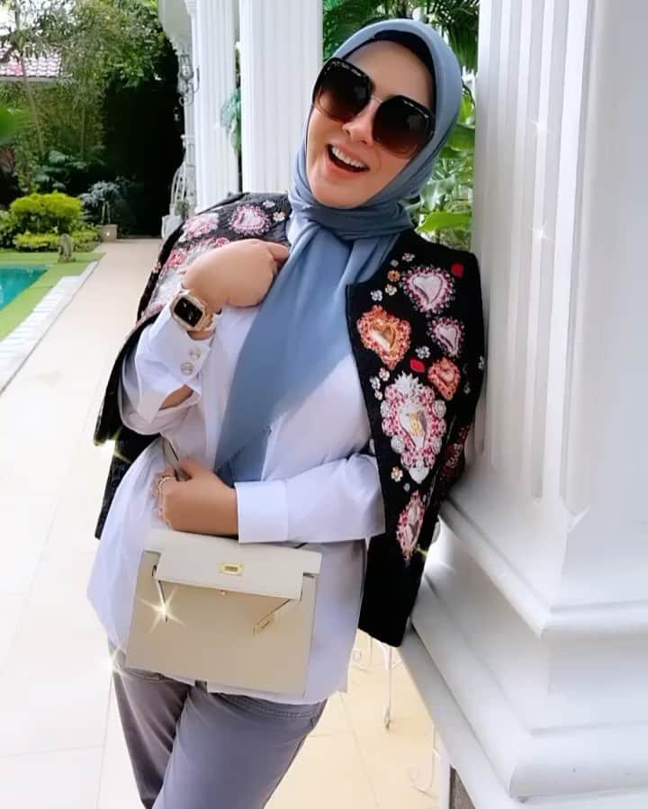 Syahriniのインスタグラム：「• Mengucapkan Terimakasih Banyak Untuk Pencinta Setia Hijab ~ Scarves ~ Ciput Dan Mukenanya @fatimahsyahrini …  I LOVE YOU !  ~ FATIMAHSYAHRINI BY SYAHRINI ~  __________________ 𝓢𝓨𝓡 __________________  #PrincesSyahrini #FatimahSyahrini」