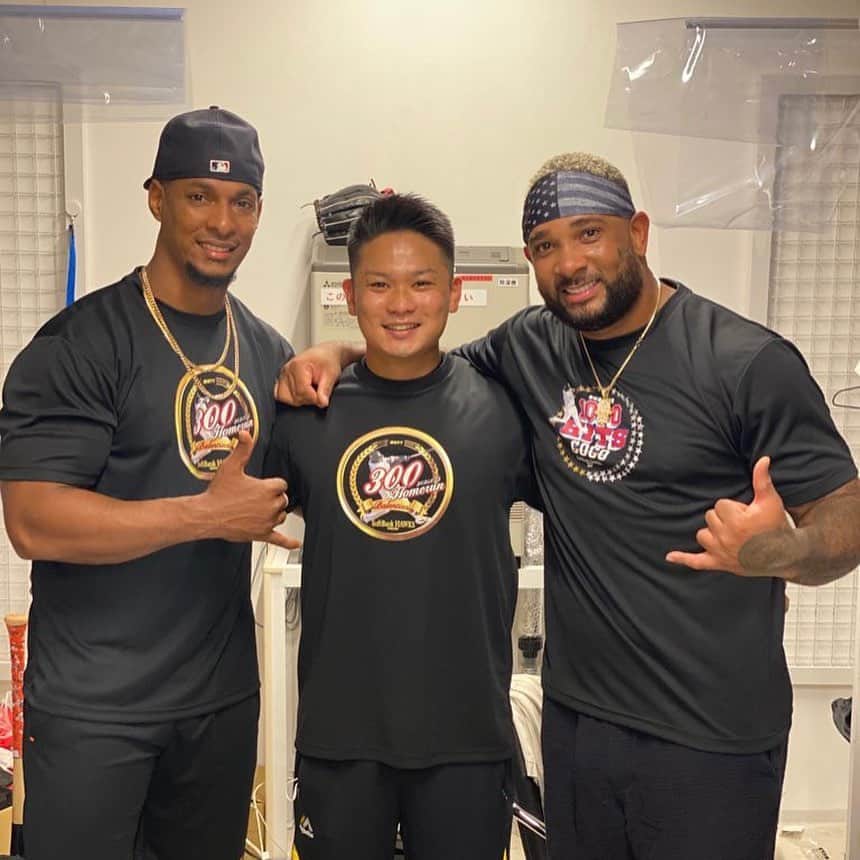 ウラディミール・バレンティンのインスタグラム：「#blessed🙏#300hr#1000hits#バレンティン#homerrunhitter👑👑」