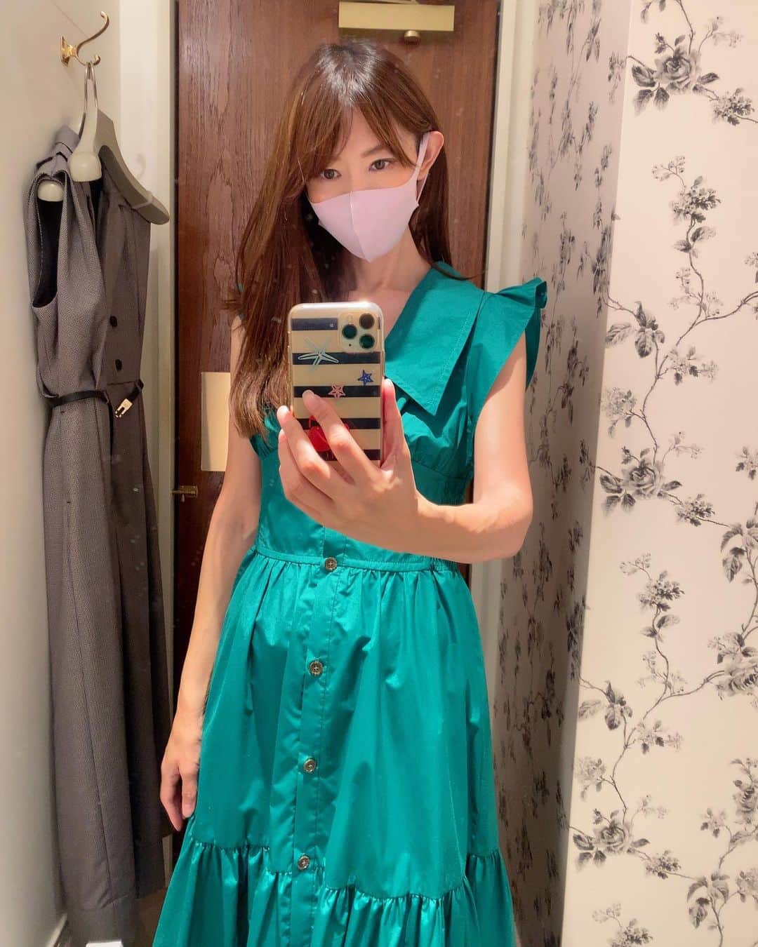 のインスタグラム：「`•.,¸¸,.•´¯ ηεŴ ¯`•.,¸¸,.•´  猛烈にグリーンが着たくなってこちらを試着👗  秋っぽいチェックのも着たけど オールインワンは腰の位置が合わなくて なんかしっくりこないからやめたの😂  イメージ通りのグリーンが見つかって良かった💚  #ワンピース #ワンピ #スナイデル #snidel #ママ #ママファッション #ママコーデ #グリーン #緑」