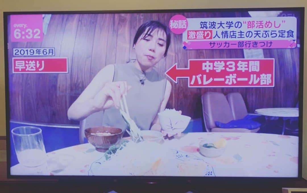 井上貴美さんのインスタグラム写真 - (井上貴美Instagram)「🍚🍚🍚 ご飯食べてる映像を撮影するとこうなる🤣  昨日の日本テレビ「news every.」ご覧いただき& 沢山のフォロー、ありがとうございます！嬉しいです☺️🤍  2年前に取材させていただいた、筑波大学の近くにあるクラレットさん。 過去映像とリモートでお店のご夫婦にインタビューをさせて頂きました。  なかなかロケや取材が難しい中、ありがたい事です。  過去に海鮮丼1.2kg食べましたが、これは何kgだったのだろう、、  #日本テレビ #newsevery  #パセリも食べて完食です」8月21日 8時04分 - takami__213