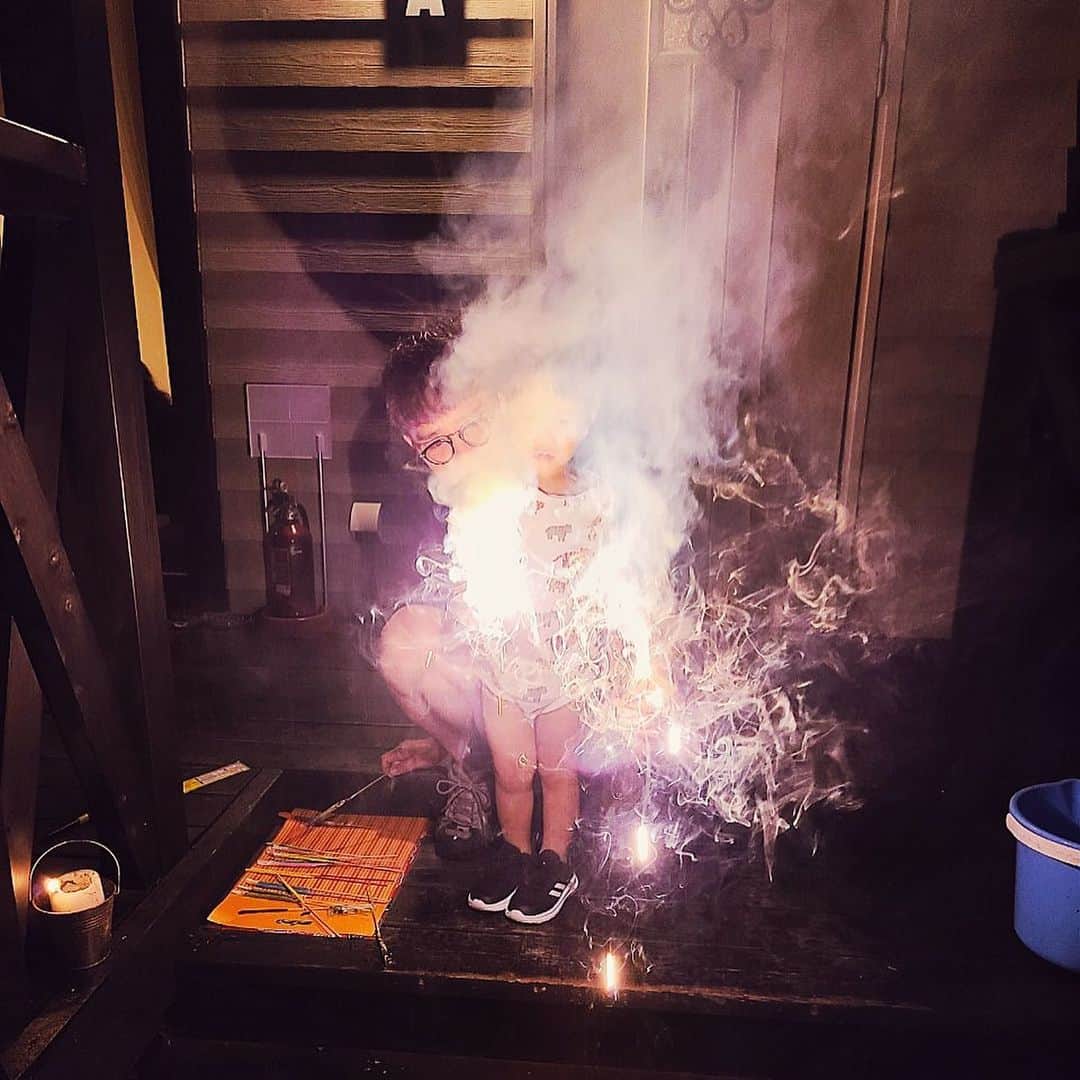 三浦太郎さんのインスタグラム写真 - (三浦太郎Instagram)「花火する子供とその背後霊👻  #花火 #親子」8月21日 8時24分 - taro_ho17