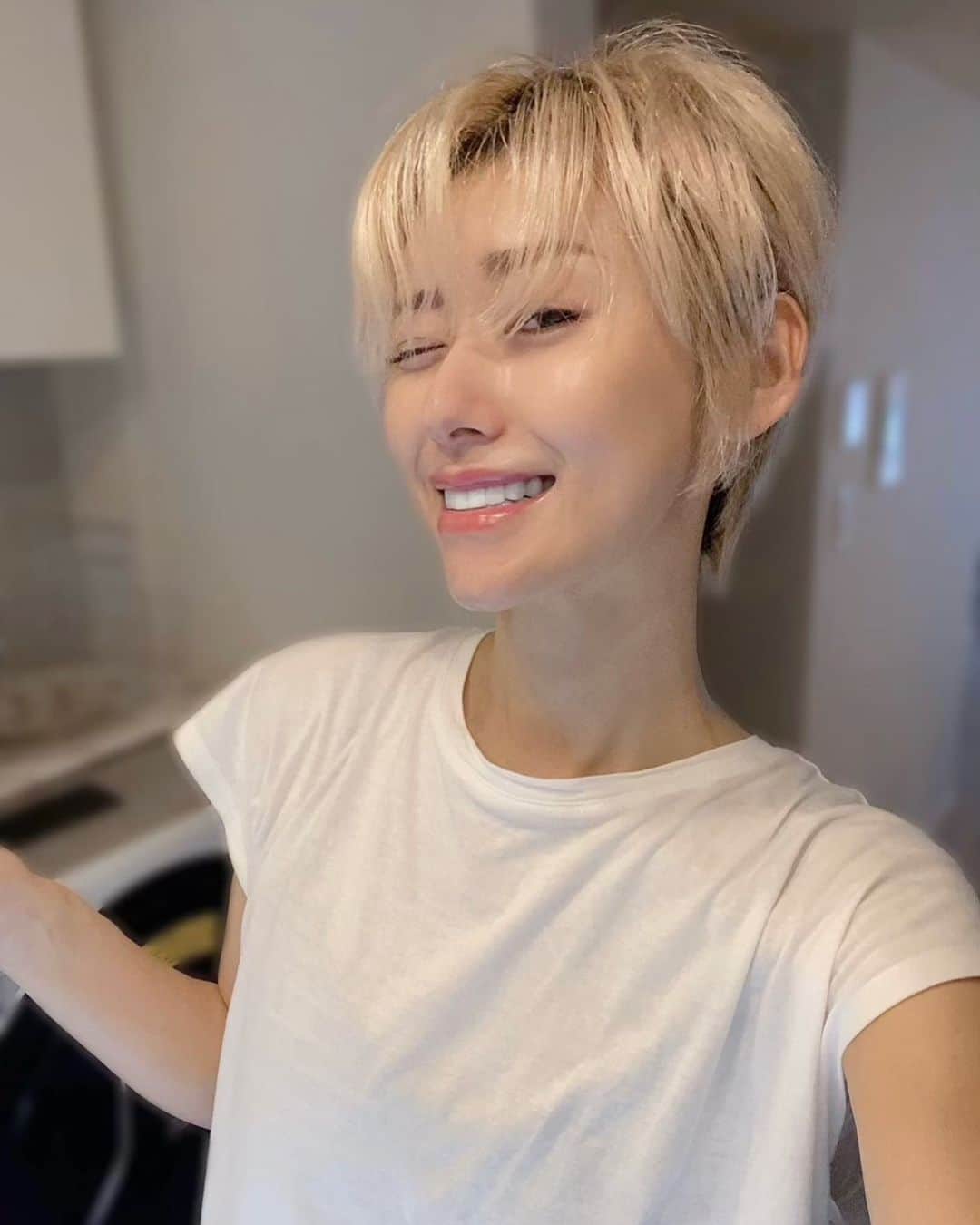&mのインスタグラム：「ぎこちないういんくでおはようございます🤡」