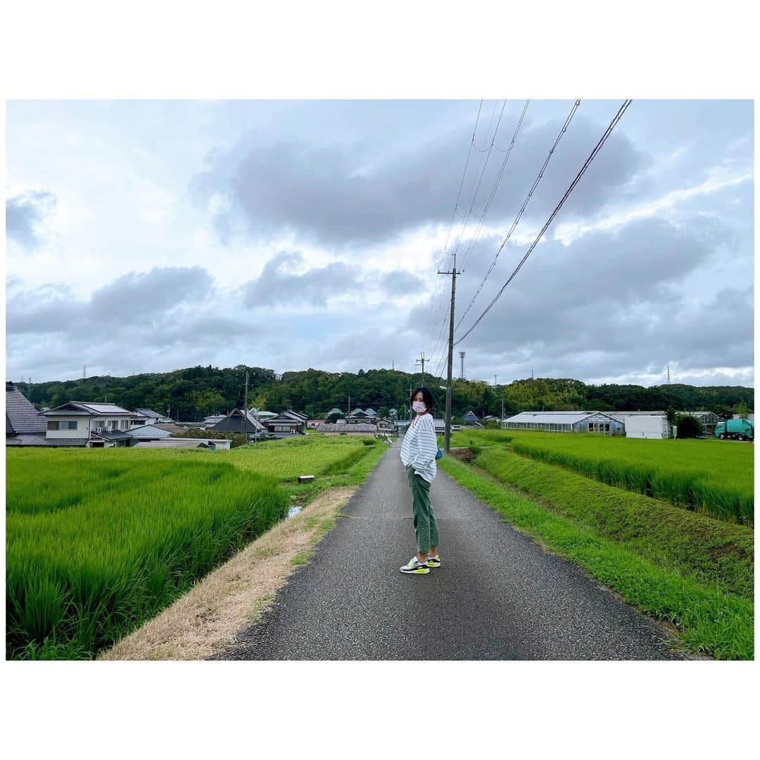 李ヒャンさんのインスタグラム写真 - (李ヒャンInstagram)「天気が悪くてテンションダダ下がりな毎日なんでw 先日気分上げに🍔を食べに行ってきた。 畑の中にぽつんとアメリカンなお店。 顎はずれそうなくらい大きなハンバーガーがっつり食べてきました。 見た目よりはあっさり、バンズも美味しかったよ。 ケチャップが ❤️に見える😚 お昼前には着いたけど既にほぼ満席でした。 行くなら早めか遅めかが良いかもです。 がっつりハンバーガーたまにむしょーに食べたくなる。 また違うバーガー屋巡りする予定😋 #yum #yummy #hamburger #三田グルメ」8月21日 10時49分 - 73hyang
