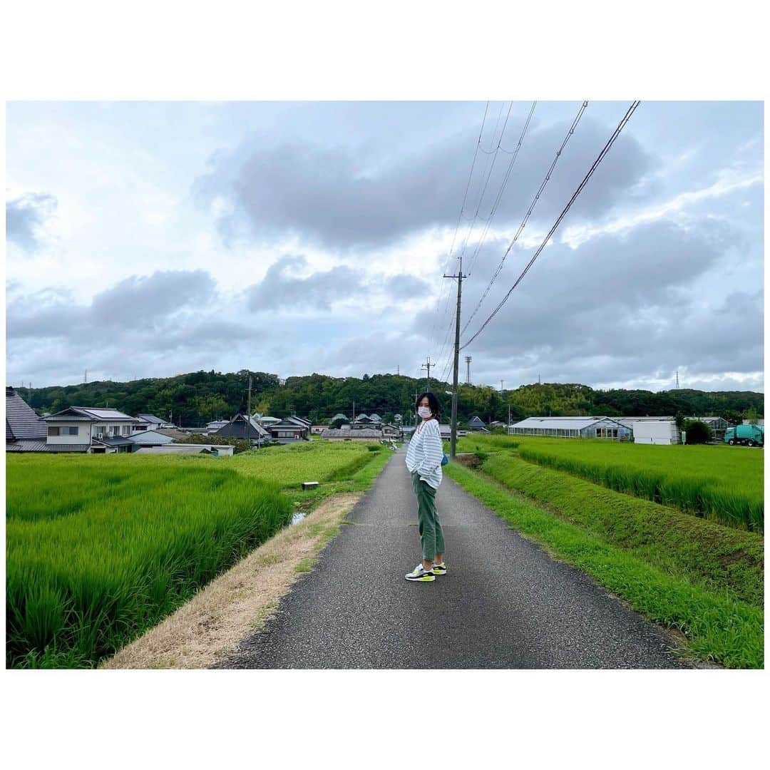 李ヒャンのインスタグラム：「天気が悪くてテンションダダ下がりな毎日なんでw 先日気分上げに🍔を食べに行ってきた。 畑の中にぽつんとアメリカンなお店。 顎はずれそうなくらい大きなハンバーガーがっつり食べてきました。 見た目よりはあっさり、バンズも美味しかったよ。 ケチャップが ❤️に見える😚 お昼前には着いたけど既にほぼ満席でした。 行くなら早めか遅めかが良いかもです。 がっつりハンバーガーたまにむしょーに食べたくなる。 また違うバーガー屋巡りする予定😋 #yum #yummy #hamburger #三田グルメ」