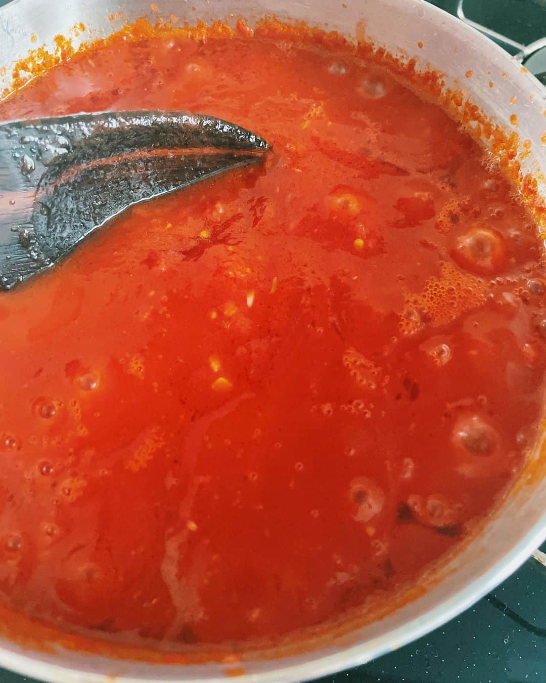 原田沙奈子さんのインスタグラム写真 - (原田沙奈子Instagram)「前に作ったナスのパルミジャーナ。 調べたところイタリアの家庭料理🇮🇹みたい。  要は、ナスとトマトソースとチーズの重ね焼きで、 ナスは素揚げしたり衣つけたりと、さまざまみたいなんだけど。 衣つけて揚げるってそれなりにめんどうだから、素揚げに近い、なんなら揚げ焼きで。←  色々と細かいことを抜いたらナスとトマトソースとチーズがあればできる！ トマトソースは超シンプルだから簡単だし使いまわせる！  ーーー 【ナスのパルミジャーナ】 写真の容器は19×12×3.5の大きさ  ・ナス 2〜3本 ・トマトソース ※下記参照 ・モッツァレラチーズ 1袋 ・パルミジャーノチーズ（粉） 100gくらい ・塩 適量 ・揚げ油 適量 ・バジル 適量 ✔️ナスを5〜10mm（お好み）にスライスして塩振ってペーパータオルなどで挟んで水分を少し抜いてから素揚げする ✔️耐熱皿にトマトソース、ナス、ちぎったモッツァレラ、削ったパルミジャーノ、バジルの順を2〜3回くり返す ✔️オーブンを200度に温めておいてから20分くらい焼く ※チーズが溶けて美味しそうだったら大丈夫 ※面倒だったらナスの水分抜かなくても良いけど少し水っぽくなる  【トマトソース】 ・ホールトマト（カットでも◯） 1缶 ・ニンニク 1コ ・オリーブオイル 大1〜2 ・塩 適量 ※大人だけなら唐辛子 1〜2本入れると美味しい ✔️鍋にオリーブオイルとみじん切りしたニンニクを入れて香りがでたらホールトマトをいれて煮込む ✔️塩はお好みで（私は2つまみくらいかな） ーーー  ちなみに、トマトソースは毎回2〜3缶で多めに作ってる。 （余ったら冷凍もできる！）  人数が多い時は大きめの耐熱皿で倍量作ってバーンと出すのも良いね🙆‍♀️  #おうちごはん#ナス料理#オーブン料理  #サナコ_お料理#サナコ_レシピ」8月21日 11時11分 - sanakoharada