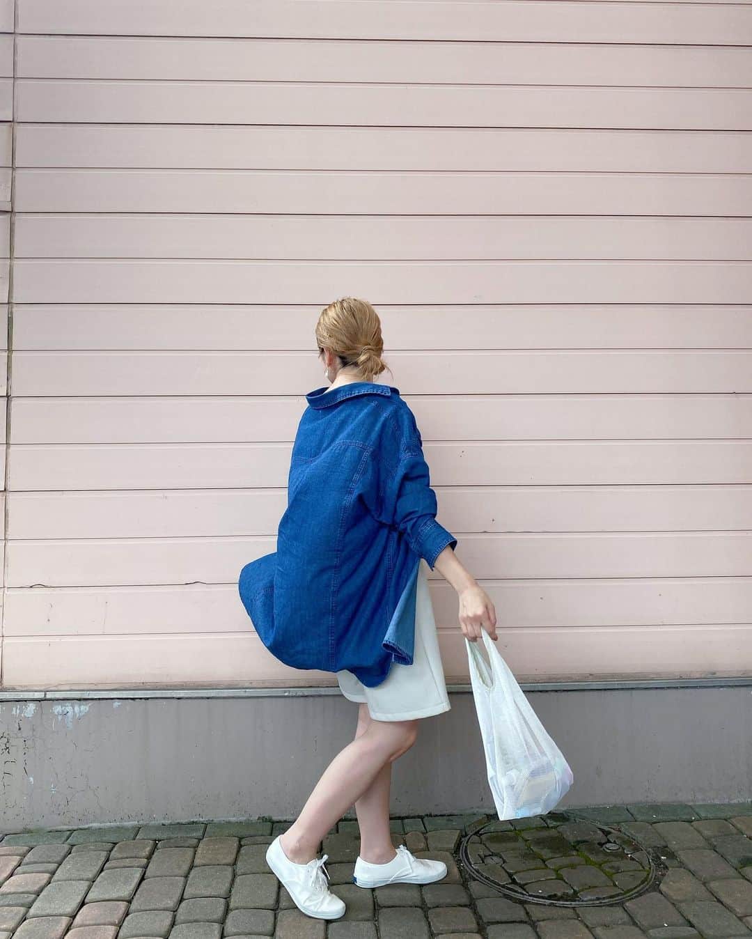 高山直子さんのインスタグラム写真 - (高山直子Instagram)「この前家族で出かけた時の🐬 娘がいる時は基本的に動きやすい格好。このシャツ羽織ったり巻いたり使いやすくて好き🤍 アイテムはタグ付けしてます🏷  #おとなふく #ママ服」8月21日 11時26分 - nao_70koro