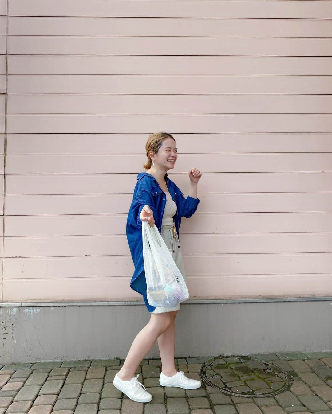 高山直子さんのインスタグラム写真 - (高山直子Instagram)「この前家族で出かけた時の🐬 娘がいる時は基本的に動きやすい格好。このシャツ羽織ったり巻いたり使いやすくて好き🤍 アイテムはタグ付けしてます🏷  #おとなふく #ママ服」8月21日 11時26分 - nao_70koro