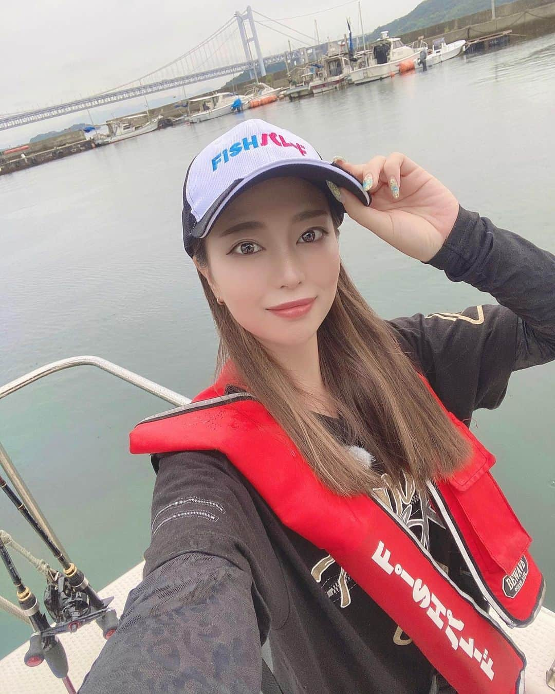 福井柑奈さんのインスタグラム写真 - (福井柑奈Instagram)「7月のRSKテレビ『FISHパレード』🎣💙  📌ままかりいっぱい釣れたーーー💙 📌はじめてのタコ釣り🐙💙  岡山といえばママカリですよね〜🐟 三杯酢漬けとか南蛮漬けでいただきます🍻  タコ釣りは初めてだったから あたりがよく分からなかったけど、、 念願のタコ釣れて嬉しかったです🐙 執念の１匹です！ 坂本さんは４匹釣ってました😳  下津井のタコ🐙大きくて美味しかったです♥️♥️♥️  #釣り #釣り番組 #fishパレード #フィッシュパレード #rskテレビ #瀬戸内海 #ままかり #タコ #下津井 #岡山 #🐙 #🐟 #🎣 #釣りガール #釣り女子  #fishing #fish #octopus #fishinglife #fishinggirl #girl #selfie #japan #japanesefood #instagood #love」8月21日 11時36分 - kanna_fukui