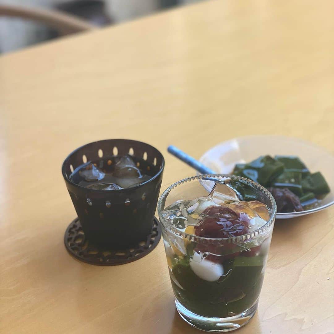 小川ひとみさんのインスタグラム写真 - (小川ひとみInstagram)「先日の楽しかった思い出🥰 大好きなご家族のお家へ遊びに行きました✨ 息子は大のワンちゃん好きで "ワンちゃんぎゅーする！"と 朝からわくわくソワソワ🐶 会った瞬間大喜びで抱きしめたり 撫でたりと怖がらずに遊んでいました❤️ ココちゃんにファちゃん 可愛くて仕方なくて私もすごくすごく癒された❤️🥺❤️ そして何よりも大好きなご家族に 息子を可愛がって頂き パパさんの美味しい珈琲 ひでみさん手作りのおやつを頂いて 幸せで特別な時間になりました😌🙏✨ 私達家族はまゆみちゃんとご家族の大ファン こんな娘が欲しいと会うたびにまゆみちゃんに話していて 私も旦那さんも息子もまゆみちゃんが大好きです🥰 素敵な時間をありがとう🥳 @thidemi @chanma1110  #love #summer #夏の思い出 #ビーグル」8月21日 11時51分 - hitomy220