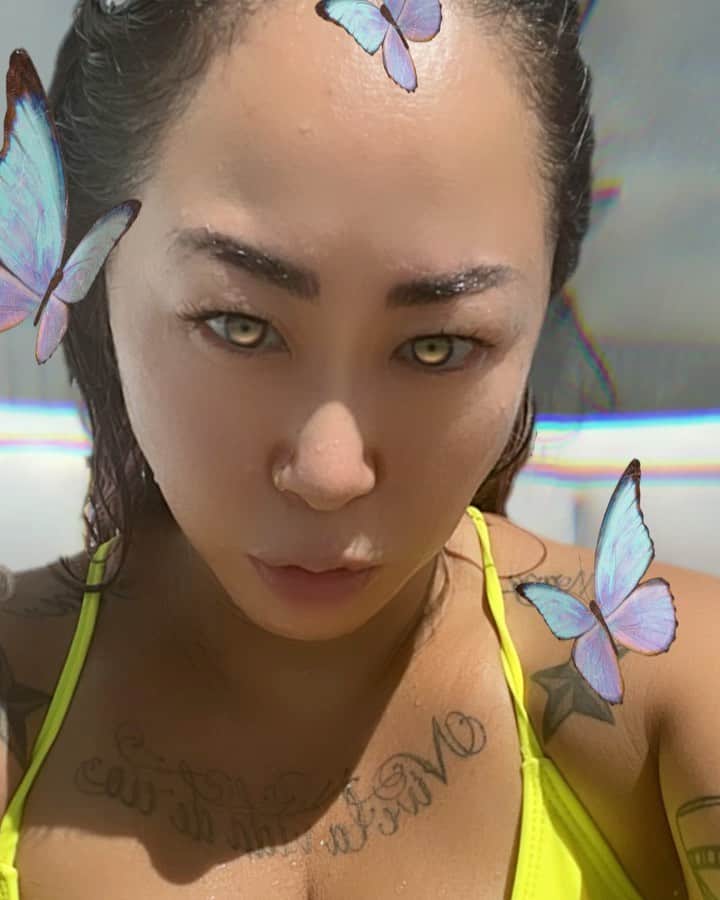 ルナのインスタグラム：「3D picture🦋🦋🦋🦋.」