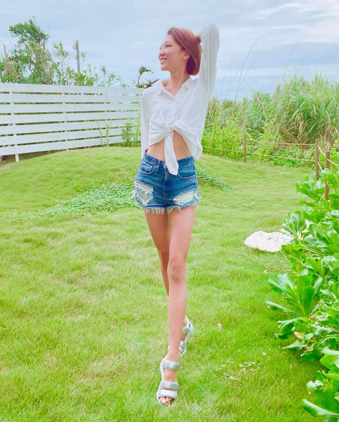 のインスタグラム：「スリムコーチwith YUKINOに美脚エナメルサンダルが登場しています❣️✨✨  【履くだけで美脚効果＆歩いて美脚を目指せる】は変わらずのスポーツサンダルタイプです🌞🌺   足の甲の2本の調節ベルトで足にぴったりフィットし、クッション性の高いインソールと軽くて内側荷重、母子級蹴り抜けをサポートしてくれるアウトソールがふかふかで気持ちいい😊💗 更に!!! 足首のベルトで安定感もアップ👏✨ 【長時間履いても疲れにくく気持ちいい】を実現☺️✨  我ながら最高にいいものが出来ちゃったな〜🥰👏  ちょっとそこまでのスーパーやお出かけだけでなく、旅のお供にも欠かせない💗  美脚を目指すことを追求し、こだわり抜いた想いが詰まったサンダルです🩴✨✨✨ これからもより多くの方が"あなた史上最高の美脚"になれますように🌈💛  dinos公式オンラインはこちら💁‍♀️💗 https://www.dinos.co.jp/p/1352800284/?utm_source=google&utm_medium=PLA&utm_term=M86803&utm_campaign=AP1030&gclid=Cj0KCQjwpf2IBhDkARIsAGVo0D2vDI1tVdwNryGldhbwIbkz7BVU3gdRc4GXafzilBtD5_aUAyhBcjwaAkJeEALw_wcB  #ディノス #dinos #スリムコーチウィズユキノ #美脚エナメルサンダル #SLIMCOACH #美脚製造トレーナー #美脚トレーナー #フィットネスシューズ #厚底サンダル #スポサン #スポーツサンダル #フィットネス #姿勢改善 #パーソナルトレーナー」