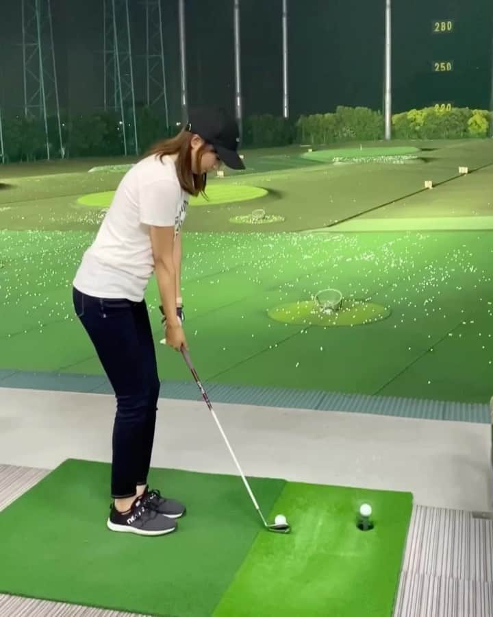 ガランダサーのインスタグラム：「⁡ ガランダ90切り企画🐥⛳️ ⁡ レッスンその④🏌️‍♀️ アプローチ練習法 ⁡ 今回は、練習場でのアプローチ練習法🔥 ⁡ 今まではただひたすら打ってばかりで、 狙うといっても1つのカゴだけだったのですが、、🧺 ⁡ もっと実践に生かせるような練習法を 教えてもらいました💪✨ ⁡ レッスンの様子は、昨日配信のYoutube 『ひぐけんゴルフTV』をチェックしてね♩ ⁡ 昔はトップばっかりでグリーン周り往復しちゃうから アプローチ好きじゃなかったけど、 上手くいくようになってからは、 毎回アプローチ打つのが楽しみになってる😋♩ ⁡ #動画は1年前のものです #地元のみんなで #アプローチ大会 #2周目で入れました #勝負師 #アプリでみんなかわいくなってるごめん」