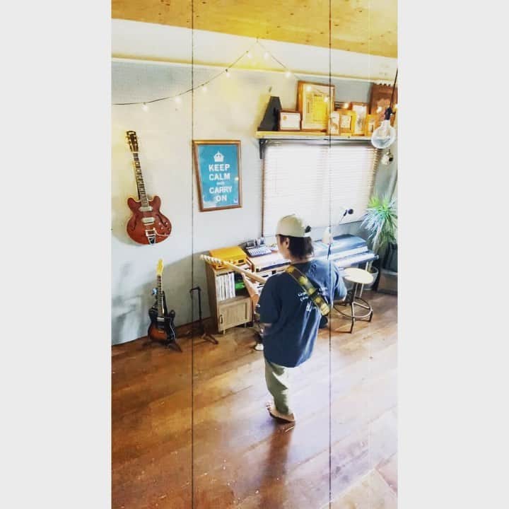Caravanのインスタグラム：「2021.08.21  いつもならフェスシーズン、  だけど今年も巣の中。  しこたま曲作って  その時が来たら  どばっと解放したいわ。」