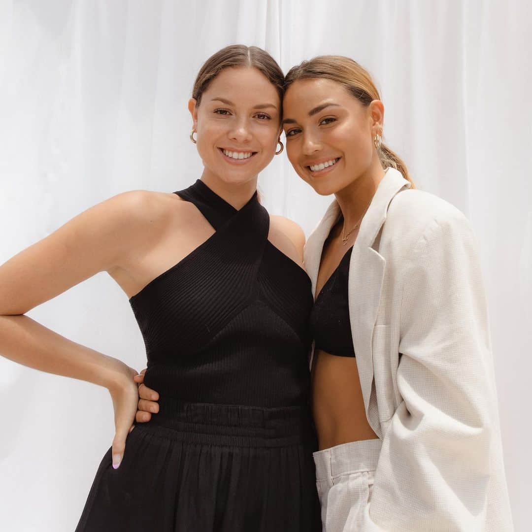 ティア・ブランコのインスタグラム：「Proud to launch our new @dearselfskincare full-step routine with @ajablanco 🙏🏽 together we created our dream line and it’s finally here! The line is completely vegan, eco-friendly, formulated for sensitive skin types, and made in LA. Our site is LIVE my confident, beautiful, radiant, golden, gleaming humans🙏🏽 this line is for anyone who wants a glow up, physically & mentally 😉 yes, you too guys! Big thank you to our team that helped us piece everything together, we are grateful 🙏🏽」