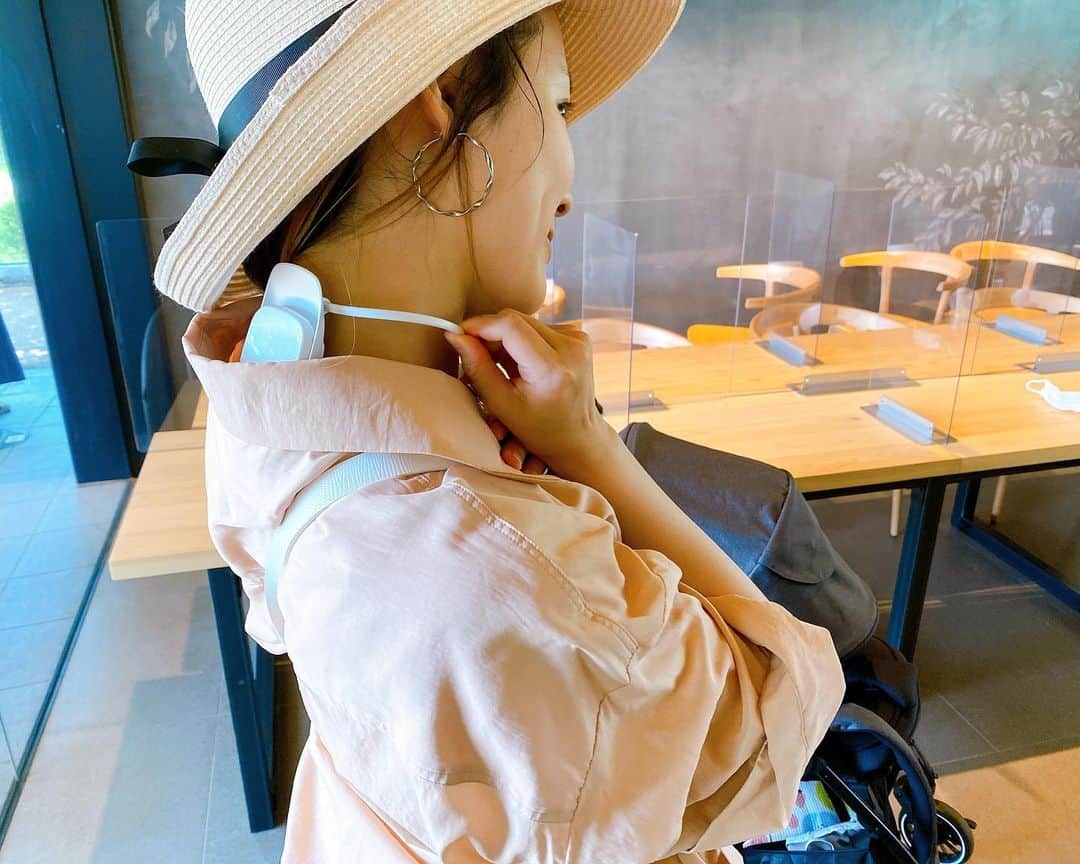 奈津子さんのインスタグラム写真 - (奈津子Instagram)「小学館　@suitswoman の連載でソニーの着るエアコンこと「レオンポケット2」自腹レビューしました☺️首元を冷やしたり温めたりすることができるデバイスで屋内外ど問わず快適に過ごせます。  約92gと軽く肩が凝らず、ネック式の扇風機よりもファッションの邪魔にならないところもお気に入り♡  個人的には炎天下でベビーカーを押すときにも便利でした。  もっとこうなったらいいな、というデメリットも書いたので詳しくはストーリーのリンクに貼った記事からぜひ。  #家電 #家電好き #家電女優 #奈津子 #ソニー　#レオンポケット #暑さ対策 #エアコン　#クーラー #涼しい #新米ママ　#ガジェット #奈津子の家電録」8月21日 14時22分 - natsuko_kaden