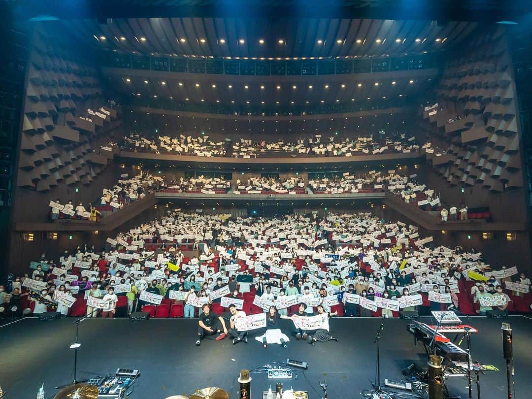 穴見真吾（緑黄色社会）さんのインスタグラム写真 - (穴見真吾（緑黄色社会）Instagram)「言葉にするのが難しいのですが ツアー中に見た景色、そのなにもかもが愛おしくてたまらなかったです  次会う時まで絶対に元気でいて欲しいです。僕らもしっかりと音楽を作って、リハをして、また会いに行きます  #リョクシャ化計画2021 ファイナル大阪、ありがとうございました🔥とっても濃いツアーでした」8月22日 0時12分 - shingoanami