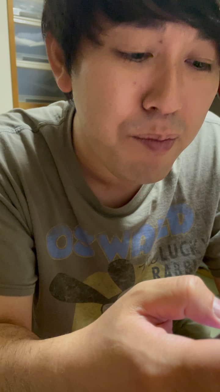 畠中悠のインスタグラム：「即興！アメリカンアプリミュージック動画！ アプリを歌詞にして洋楽っぽく歌うコーナー！ 今回は特別にギター付き！ #アメリカンアプリミュージック #ここオズ #アメリカンアプリミュージック好きと繋がりたい #AAM #ギター #ナミダバシ太朗 #ナミダバシ太朗好きと繋がりたい」