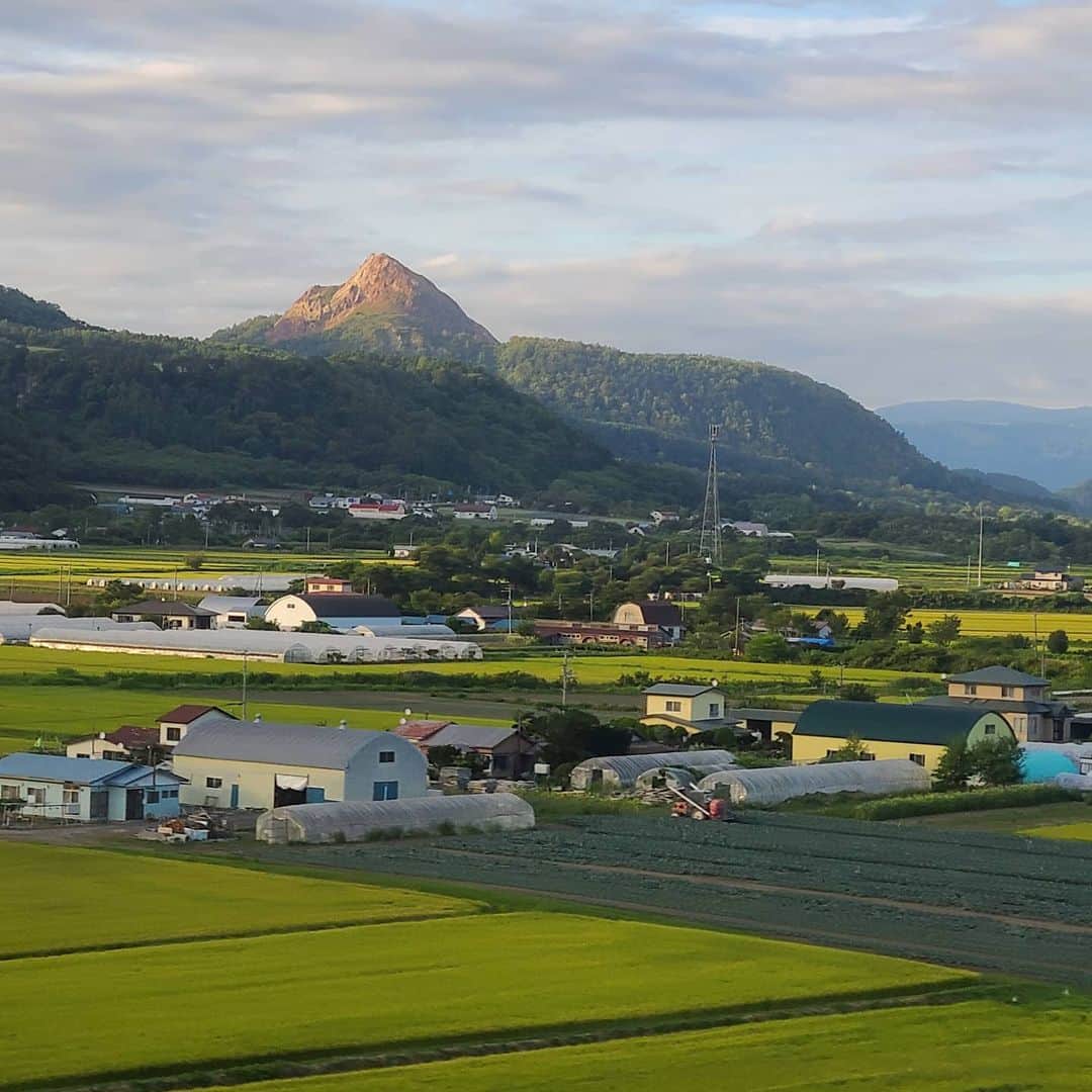 床嶋佳子さんのインスタグラム写真 - (床嶋佳子Instagram)「無事『この子たちの夏』北海道公演を終了し帰路に着いております！ 北海道の皆様ありがとうございました‼️  高速から洞爺湖の昭和新山が綺麗に見えました‼️❤ #昭和新山」8月21日 17時33分 - yoshiko.tokoshima