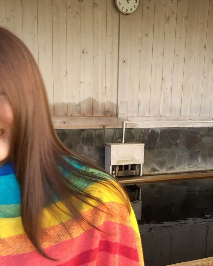 石田桃香のインスタグラム：「お久しぶりだ。最近は撮影したりお家で映画みたりしながら過ごしてます。これは撮影の合間に揺れながら髪の汗を乾かそうとするわたし🌈」