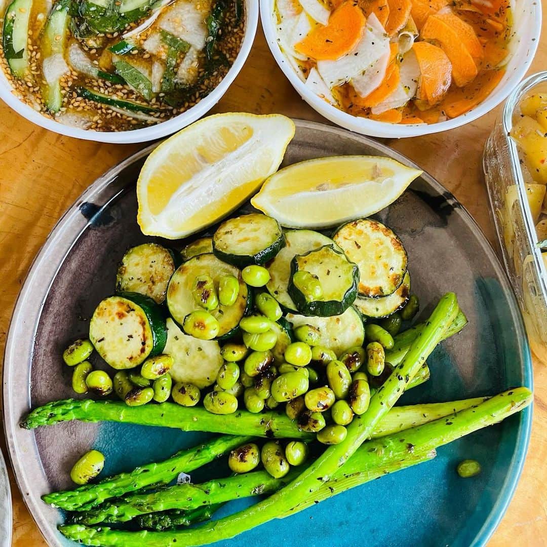 とよた真帆さんのインスタグラム写真 - (とよた真帆Instagram)「家での時間は普段後回しになっていた場所を掃除したり  お料理を沢山しています 3.4種類の野菜料理を大量に作りタッパーに入れ2.3日で食べ切る毎日です  ズッキーニが美味しい季節なので、ズッキーニ、アスパラ、残った枝豆も焼き色つけて オリーブオイル、ハーブ塩、お酒少々で焼き、レモンたっぷりで頂きました。やはりズッキーニはシンプルな調理が美味しいです  ニンジンや大根などはつけダレに漬けて日に日に味がしみて毎日、味変になりますよ  つけダレ① みじん切りニンニク、みじん切り生姜、煎り胡麻、すりゴマたっぷり、ごま油、みりん、酒、つゆの素、醤油少々、甘めのお酢、シソ  つけダレ② オリーブオイル、ワインビネガー、ハーブ塩、胡椒  ジャガイモと玉ねぎを炒めお肉に使うスパイス、バジルで味付け。  #お料理  #野菜たっぷり  #おうちごはん」8月21日 17時54分 - maho_toyota