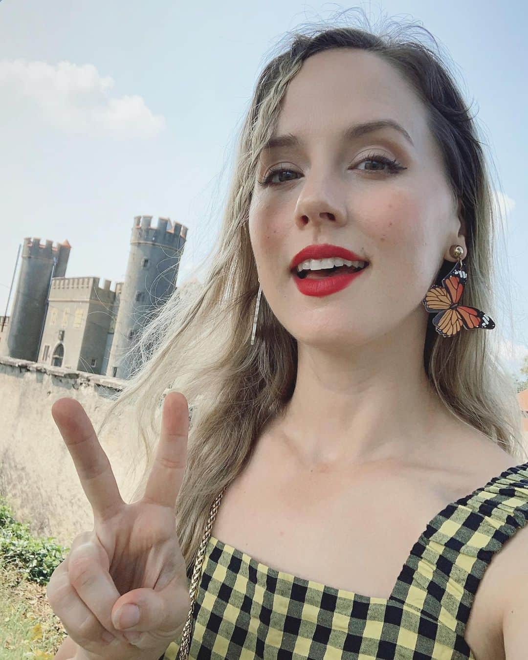 のインスタグラム：「インスターライブやろうと思って、明日(日曜日)の17時からインスタで会いましょう🌻🌻🌻質問がありましたらこちら書いてね⬇️⬇️⬇️」