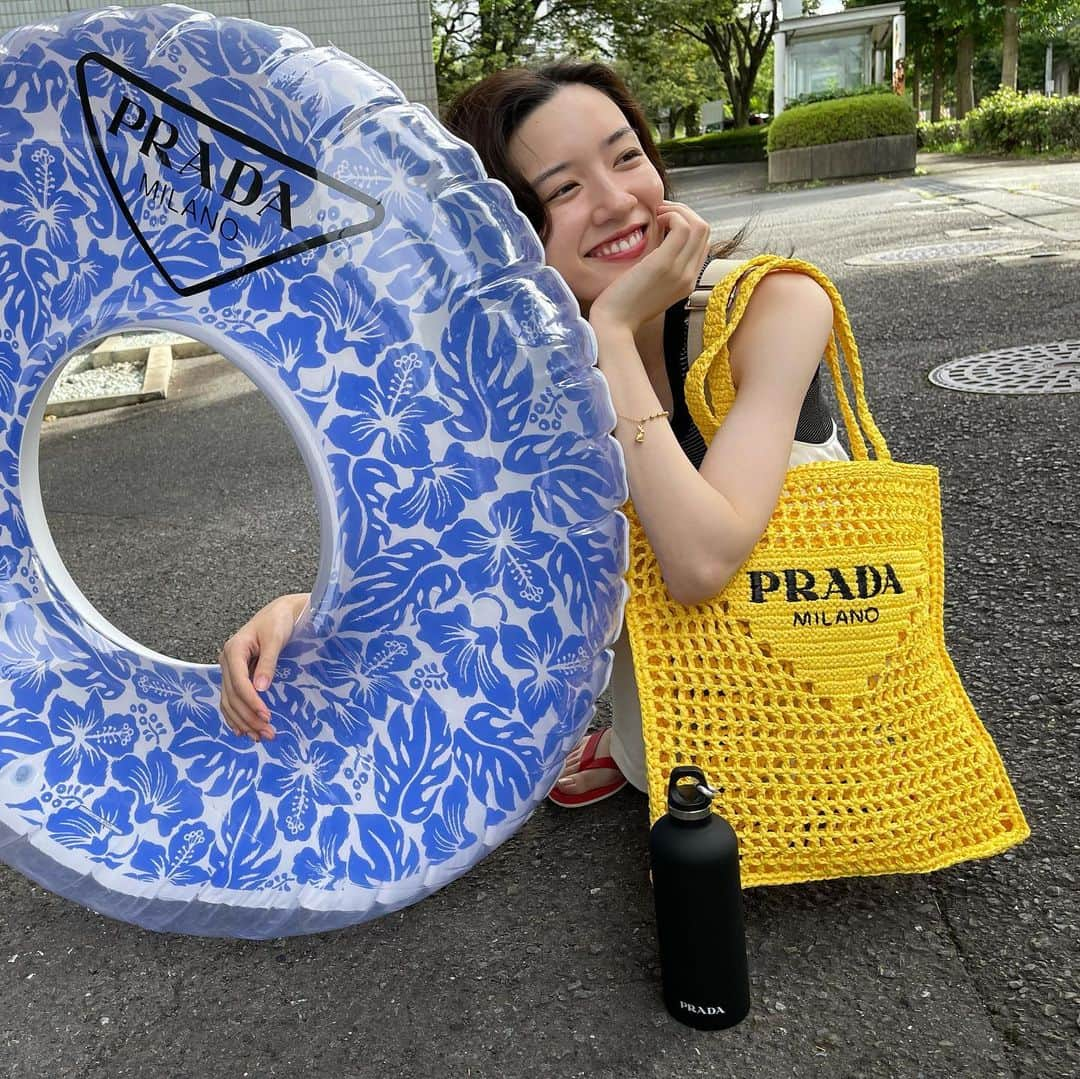 永野芽郁さんのインスタグラム写真 - (永野芽郁Instagram)「・ 今年初のうきわ！！ 夏全開で気持ちが明るくなるね🌞 #pradaoutdoor  #スタジオの駐車場での写真 #気持ちだけ海行って来ました🏄‍♀️」8月21日 18時06分 - mei_nagano0924official