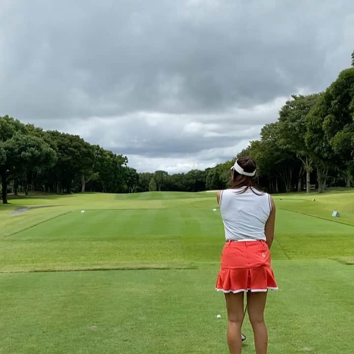 のインスタグラム：「はーゴルフしたいなあ☺️  ゴルフ二日もキャンセル😅 2週間も空くとか、久しぶりだあ〜😱  もう忘れてしまいました😱  次のラウンド不安すぎる😅  #archivio #アルチビオコーデ　#ゴルフコーデ　#ゴルフウェア　#ゴルファー　#ゴルフ女子　#ゴルフ男子　#アルチビーズ　#アルチビーズカップ　#アルチビオファミリー　#日傘　#ビタミンカラー　#ビタミンカラーコーデ」
