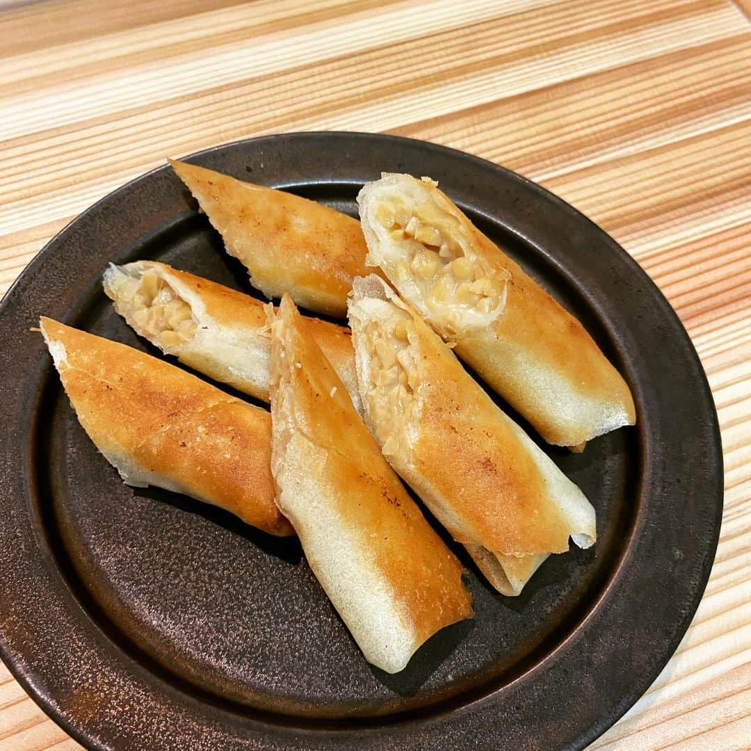 畑野ひろ子さんのインスタグラム写真 - (畑野ひろ子Instagram)「我が家で定番の納豆チーズ春巻き。 今日は @yamamoto0507 さんのレシピでみつけたベーコンチーズの春巻きも作ってみました😆 最近、献立がマンネリ化しているので、いろいろなレシピを研究中です📕🧐」8月21日 18時57分 - hiroko_hatano_