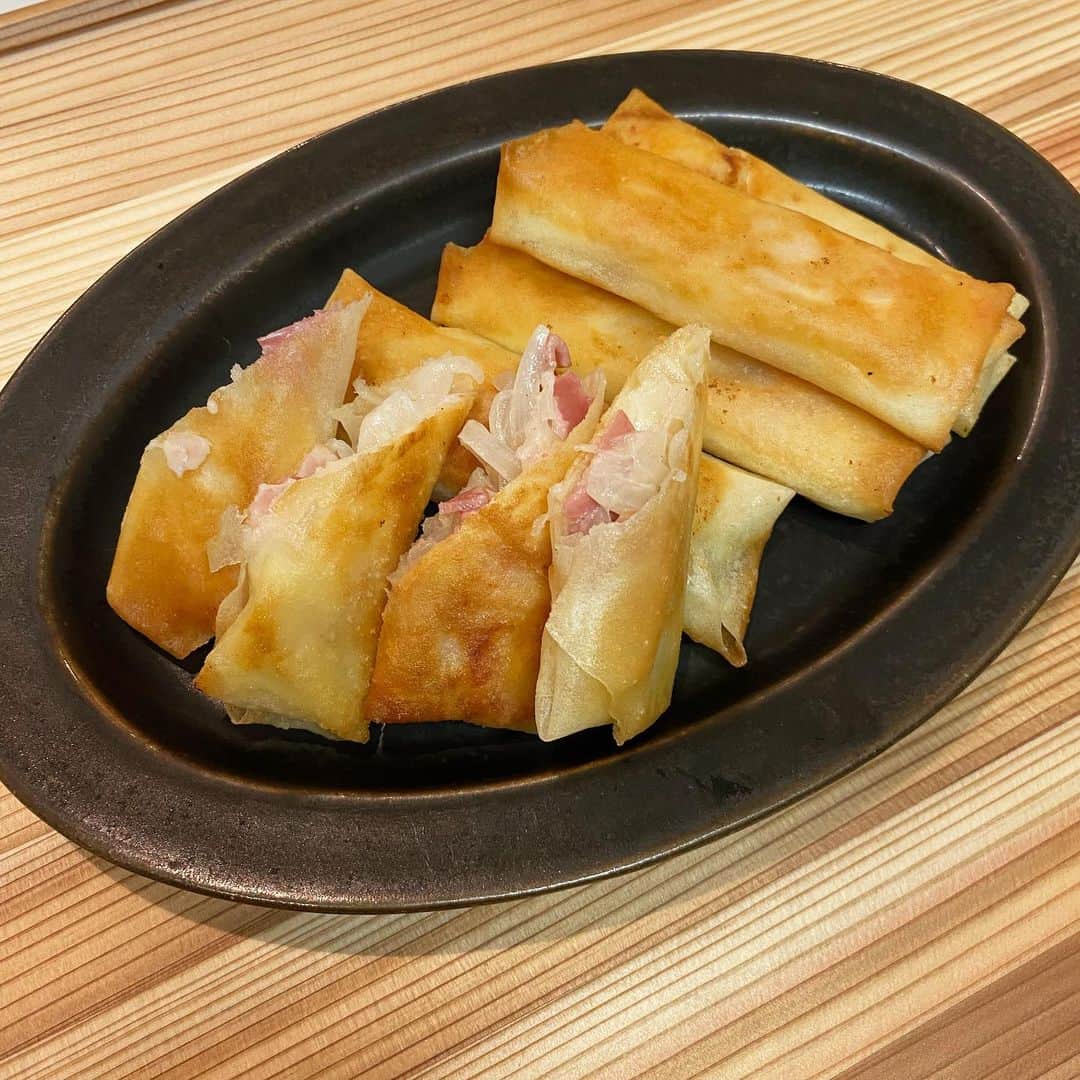畑野ひろ子のインスタグラム：「我が家で定番の納豆チーズ春巻き。 今日は @yamamoto0507 さんのレシピでみつけたベーコンチーズの春巻きも作ってみました😆 最近、献立がマンネリ化しているので、いろいろなレシピを研究中です📕🧐」