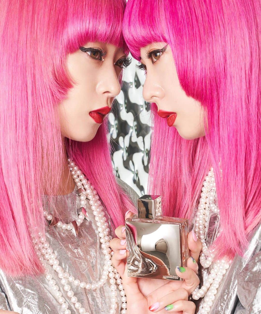 のインスタグラム：「MIKIMOTO EAU DE PARFUM  @official_mikimoto  オブジェのように美しいボトルにうっとり✨フローラルでフレッシュな香りの中にウッディな強さも上品さもある香り🌹  #MIKIMOTO #ミキモト #MikimotoEaudeParfum」
