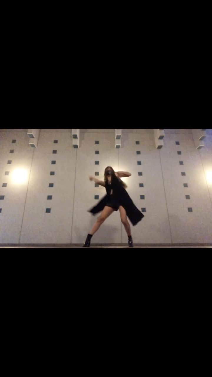 Dance MANAのインスタグラム：「I really love this song!!!!🥺✨I like all the lyrics, melody lines and rhythms included😭❤️‍🔥❤️‍🔥歌詞がたまらない….!!!!!!!😭❤️‍🔥❤️‍🔥  ダンスというよりは、私の中でのこの曲のイメージを動画にしてみた感じ♫🦋  編集した動画が1分超えていたので、こちら、続き💋  Music by my favorite artist🎵🎧 #charlieputh #mygospel   ♥️✨  #好き過ぎて憎い曲 #踊ってみた #improvisation #choreography #dancer #japanesedancer #dance #musiclover #dancovie #choreographer #fashion」